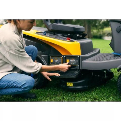 Stiga Zestaw promocyjny Traktor akumulatorowy Swift 372e 3x7,5 Ah + 1x5 Ah + pojedyncza ładowarka Stiga Zestaw promocyjny Traktor akumulatorowy Swift 372e 3x7,5 Ah + 1x5 Ah + pojedyncza ładowarka