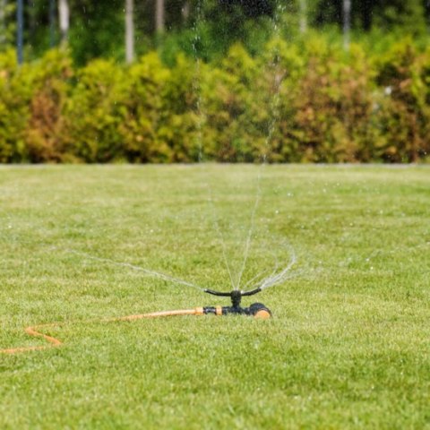 FISKARS ZRASZACZ DOOKOLNY, METALOWY NA KÓŁKACH FISKARS ZRASZACZ DOOKOLNY, METALOWY NA KÓŁKACH