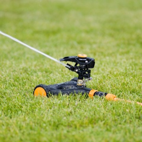 FISKARS ZRASZACZ PULSACYJNY, METALOWY NA KÓŁKACH FISKARS ZRASZACZ PULSACYJNY, METALOWY NA KÓŁKACH