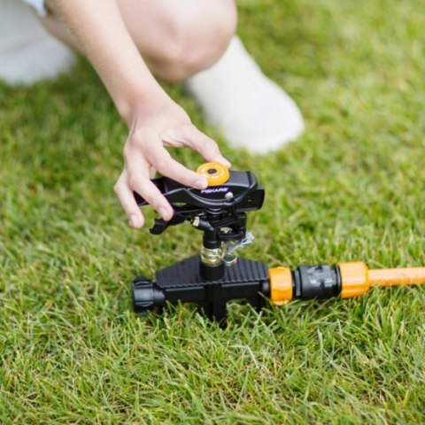 FISKARS ZRASZACZ PULSACYJNY, METALOWY NA KÓŁKACH FISKARS ZRASZACZ PULSACYJNY, METALOWY NA KÓŁKACH