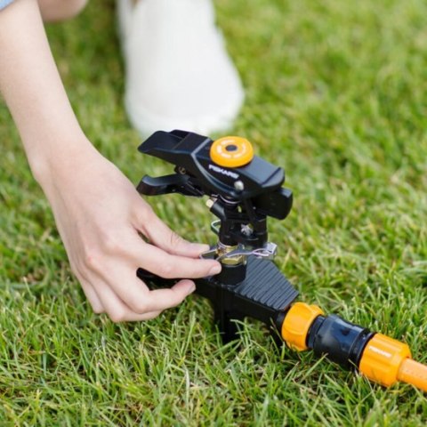 FISKARS ZRASZACZ PULSACYJNY, METALOWY NA KÓŁKACH FISKARS ZRASZACZ PULSACYJNY, METALOWY NA KÓŁKACH