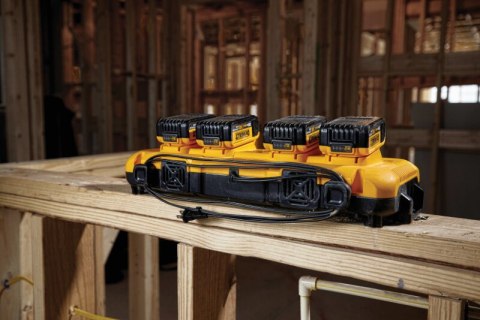 DEWALT ŁADOWARKA XR 8.0A 4*18V DEWALT ŁADOWARKA XR 8.0A 4*18V