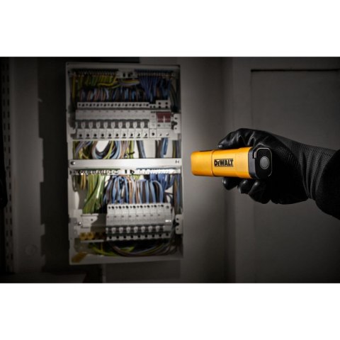DEWALT LATARKA LED 3 TRYBY 200-400-1200LM USB-C DEWALT LATARKA LED 3 TRYBY 200-400-1200LM USB-C